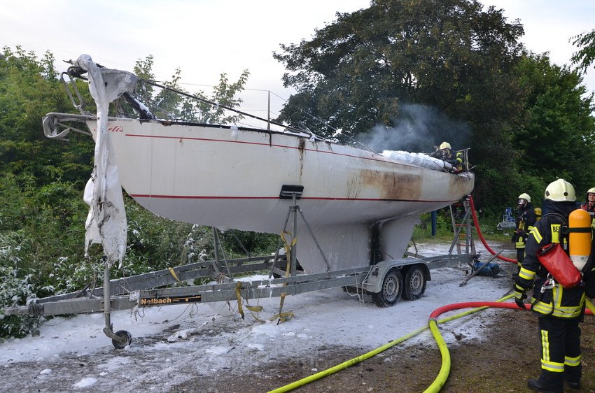 Feuer 1 Yacht explodiert Koeln Muelheim Hafen Muelheim P026.JPG